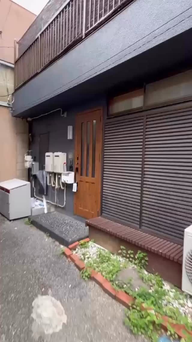 .  Address：台東区今戸1丁目
Access：東京メトロ銀座線「浅草駅」徒歩15分
Price：8,500万円(税込)
Plan：2LDK  #台東区#今戸#中古戸建  ———————————————  ▽素敵なお家をたくさん紹介中✔
@arrow_link_  ———————————————  \東京中の物件が対応可能/  ◎戸建ての設計・施工
◎不動産売買仲介
◎注文住宅、リフォーム
◎管理事業
など、あらゆる不動産業務を行っております。  物件の詳細やご案内のご希望など、お気軽にDMにてお問い合わせください。  ※現地にスタッフが不在の場合がございますので、
ご来場の際は事前に必ずお問い合わせください。
Tel 03−3565−6171  #ARROWLINK #アローリンク#ALconstr’#HILLVALLEY